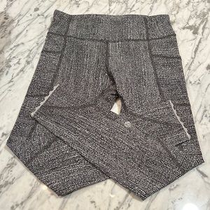 Lululemon middle waist with reflective strips to the ankle